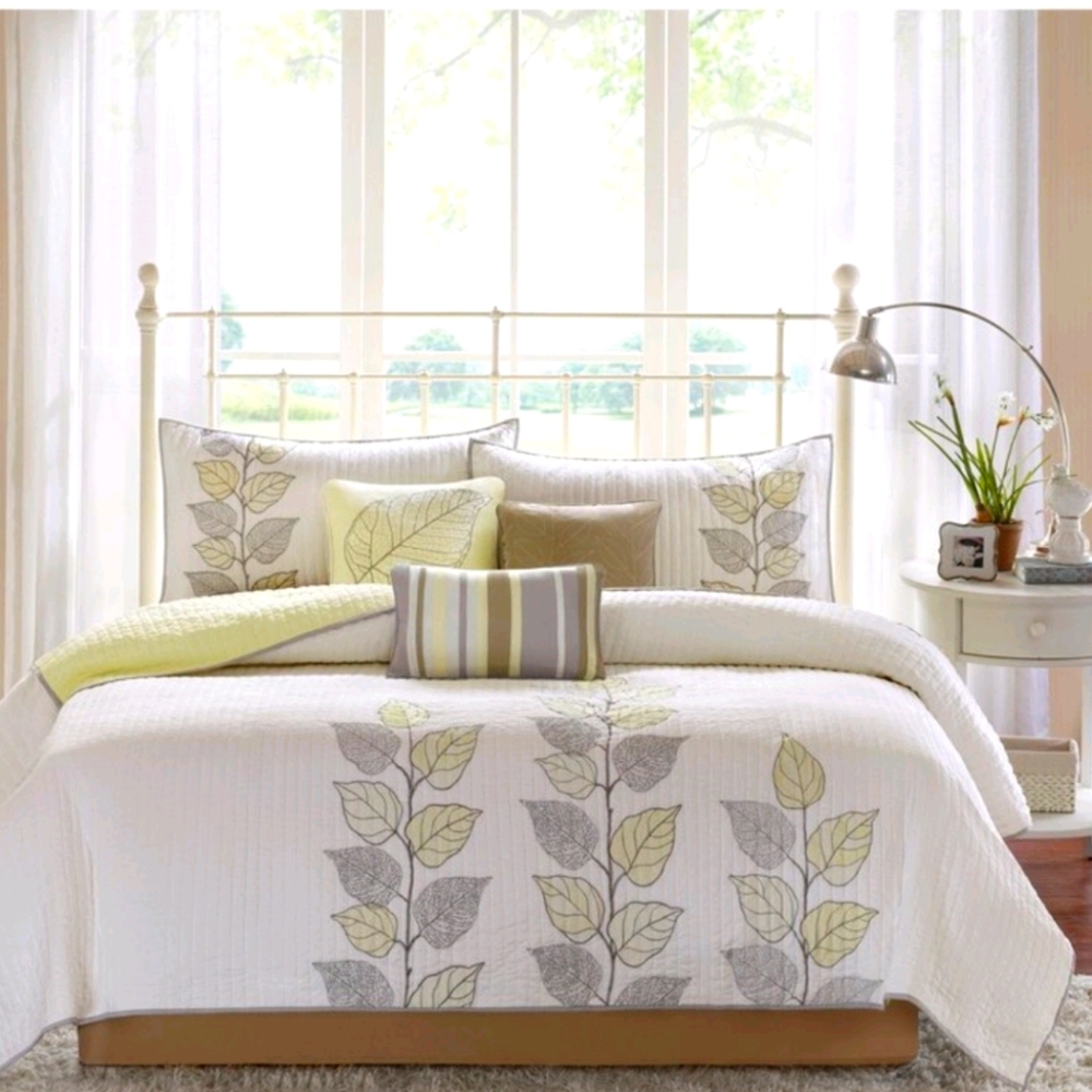 Quilt with two pillow shams kingsize/cal king